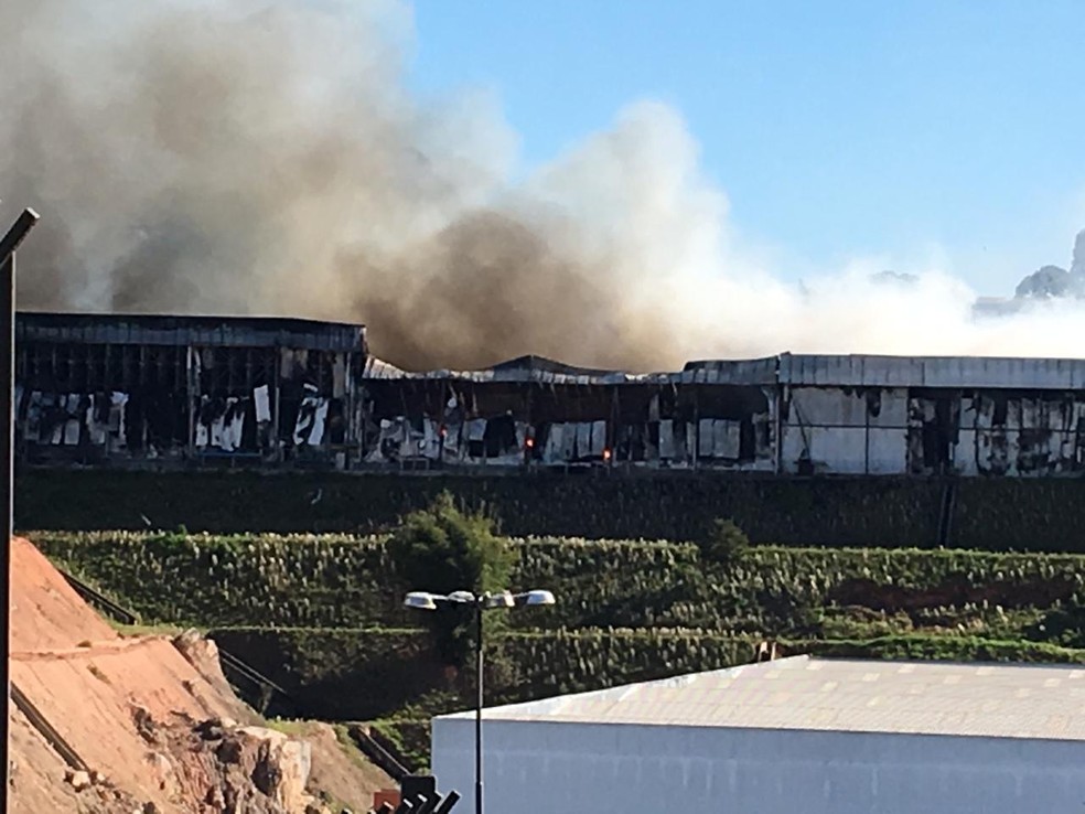 Bombeiros Registram Incendios Em Galpao E Em Industria De Barueri Grande Sp Sao Paulo G1