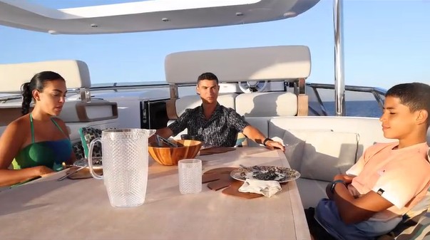 Cristiano Ronaldo sings and shows a meal with his girlfriend, Georgina, during a vacation on a R$38 million superyacht (Photo: Reproduction/Instagram)