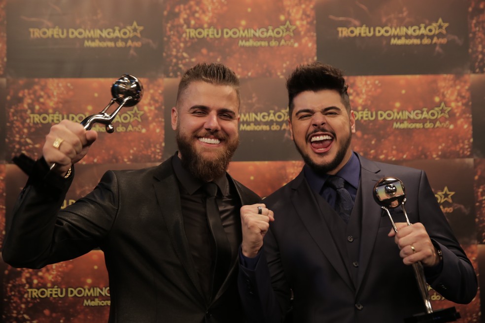 Zé Neto e Cristiano venceram na categoria Música do Ano com 'Largado às Traças' e levaram o Troféu Domingão Melhores do Ano 2018 — Foto: Paulo Damasceno/Gshow