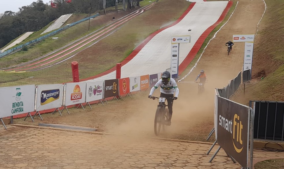 Competição de ciclismo em São Roque — Foto: Marcel Merguizo/ge.globo