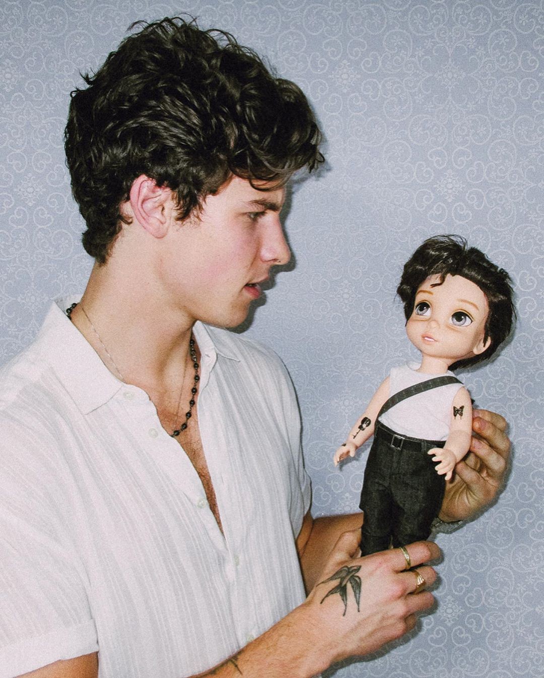 Shawn Mendes confuso diante de Shawn Mendes, o boneco (Foto: Reprodução/Instagram)