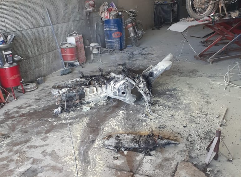 Veículo ficou destruído após pegar fogo e explodir em oficina no Ceará — Foto: Arquivo pessoal