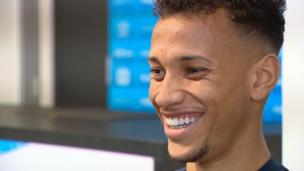 Bitello recebe voto de confiança de Roger Machado, cresce de produção e se declara à torcida do Grêmio: nosso 12º jogador