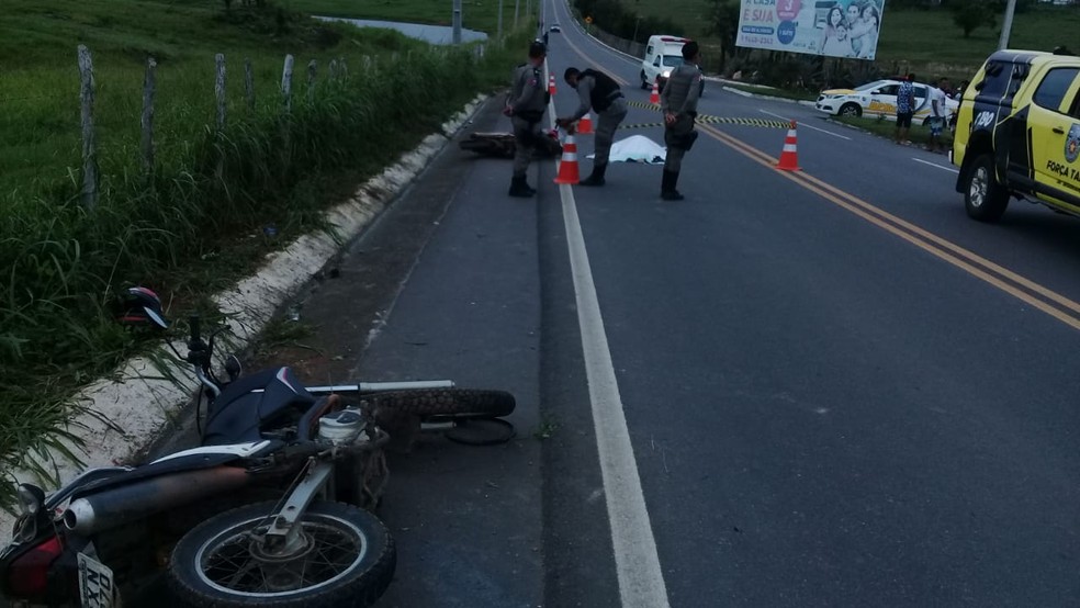 Motocicletas foram lançadas para fora da pista após colisão — Foto: BPRV / Divulgação