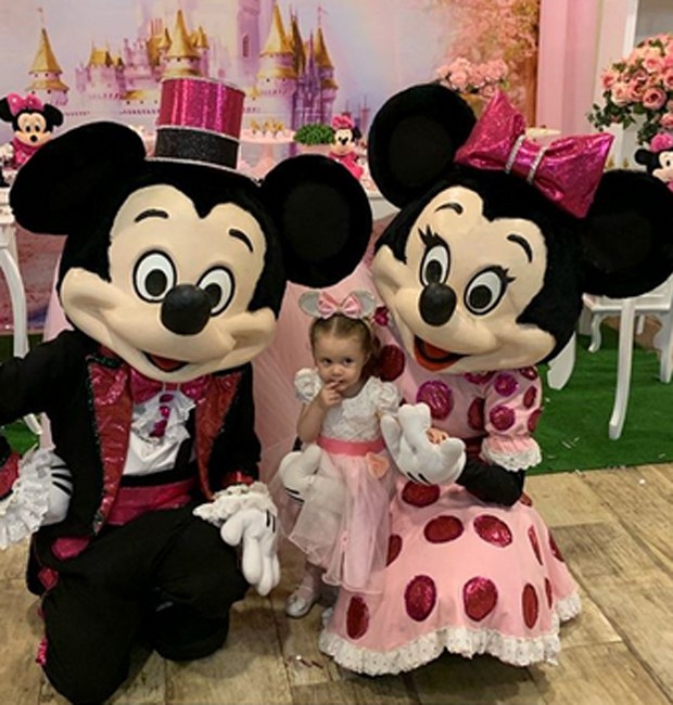 A aniversariante Heloísa entre os personagens Mickey e MInnie Mouse, tema da festa (Foto: Reprodução/Instagram)