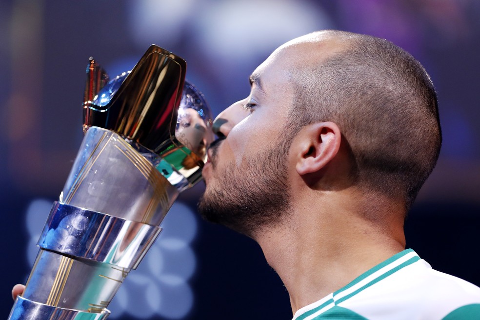 MoAuba beija taça da FIFA eWorld Cup, o Mundial de FIFA 19 — Foto: Getty Images