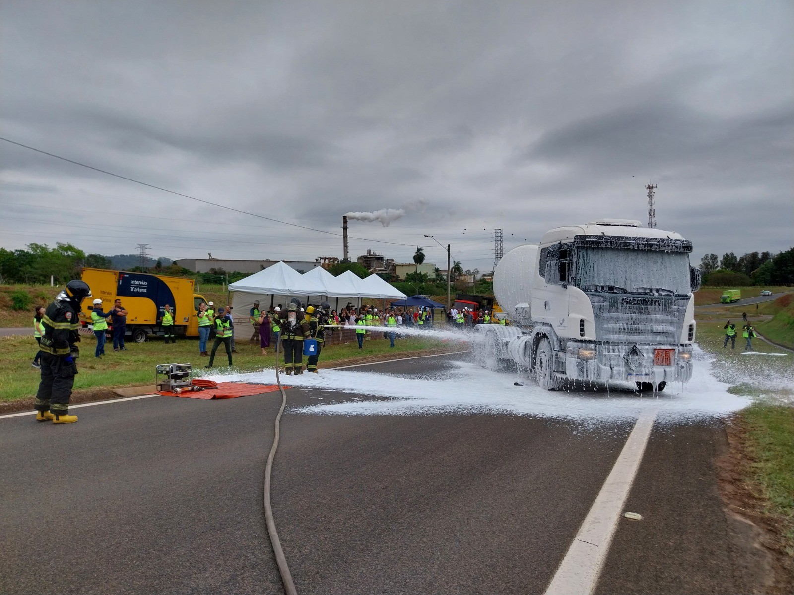 Simulação de acidente com produto perigoso reúne mais de 100 participantes na Rodovia Anhanguera