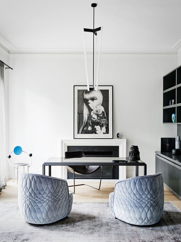 Décor do dia: home office cosmopolita em preto, branco e azul (Foto: Divulgação)
