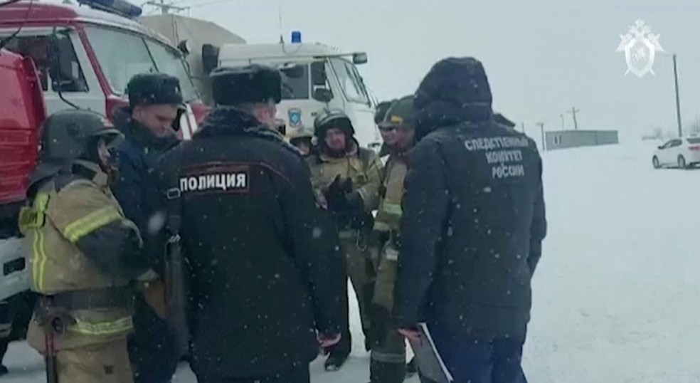 Imagem mostra equipe de resgate após incêndio em mina de carvão na região de Kemerovo, na Rússia, no dia 25 de novembro — Foto: Comitê Russo de Investigação/Reuters