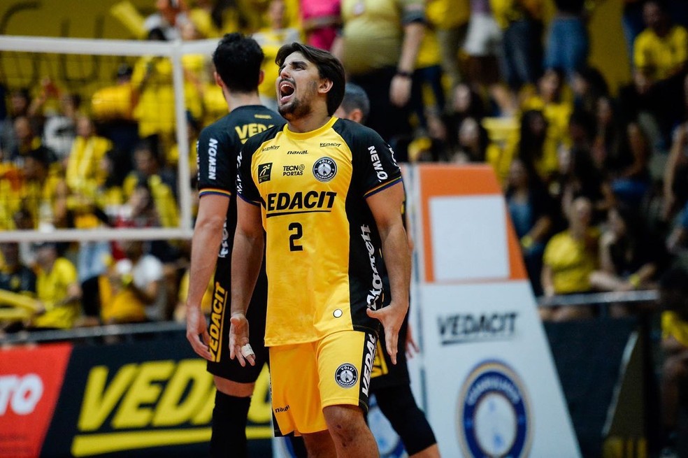 O líbero Filipinho não conseguiu evitar a derrota do Guarulhos — Foto: Duda Bairros/Guarulhos