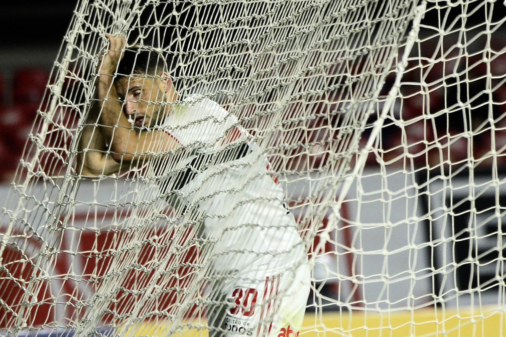 Time do São Paulo joga bem, mas no momento isso não é suficiente