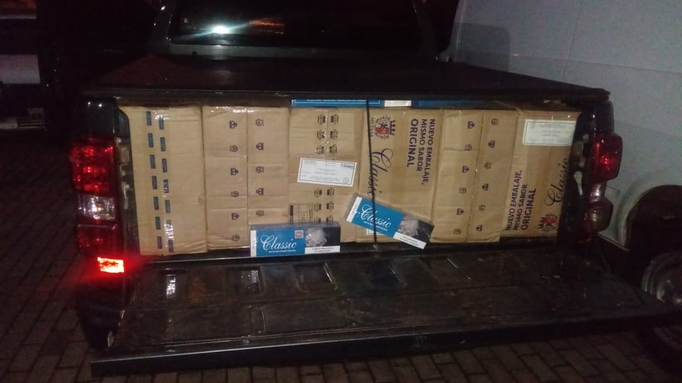 Cigarros foram apreendidos, e homem foi preso — Foto: Polícia Militar/Divulgação