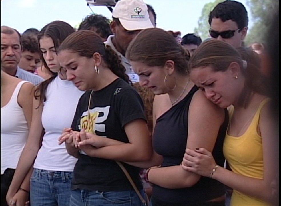 Amigos e familiares no enterro de Mariana Braga da Costa, em Presidente Prudente (SP) — Foto: Reprodução/TV Fronteira