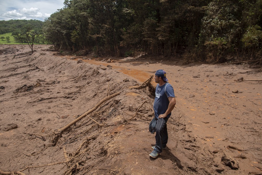 Homem observa Ã¡rea afetada pela lama dois dias depois do rompimento da barragem da Vale, em Brumadinho. â Foto: Mauro Pimentel/AFP
