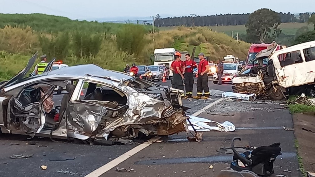 Acidente envolvendo van e dois carros deixa 3 mortos entre Descalvado e São Carlos — Foto: Eliel Almeida/CBN