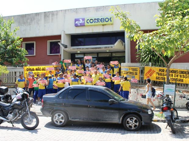 Grupo reunido em frente à agência no Centro de Manaus (Foto: Diego Toledano/G1 AM)