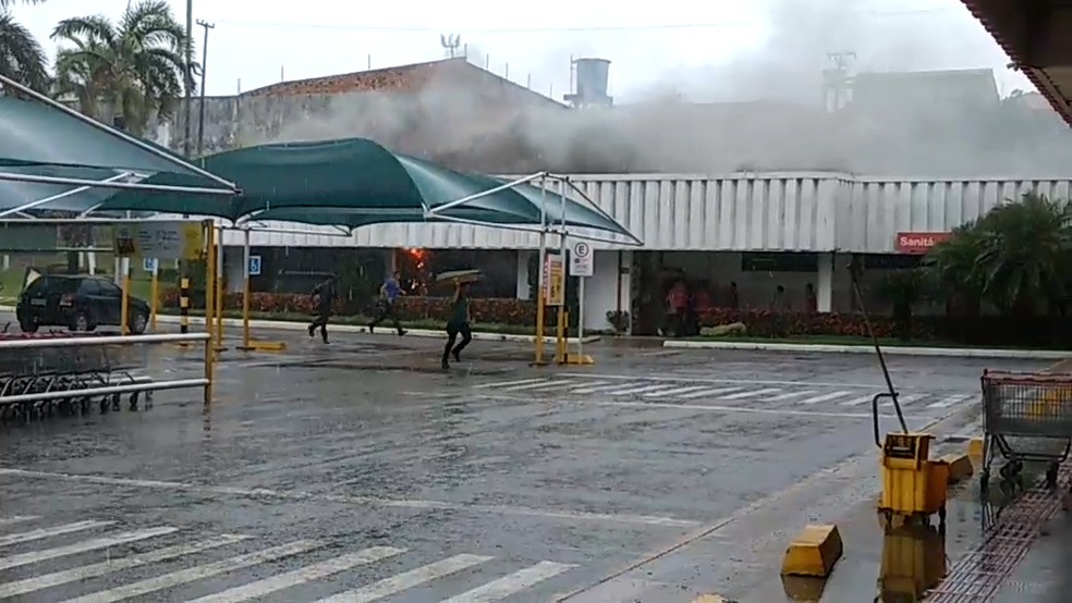 FuncionÃ¡rios e consumidores correm assustados durante princÃ­pio de incÃªndio em supermercado na capital. â€” Foto: Redes Sociais/G1 MA