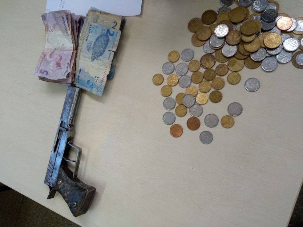 Segundo a PM, dupla é suspeita de realizar assalto em comercio do Bairro Jd. das Seringueiras. (Foto: Plantão Central/Reprodução)