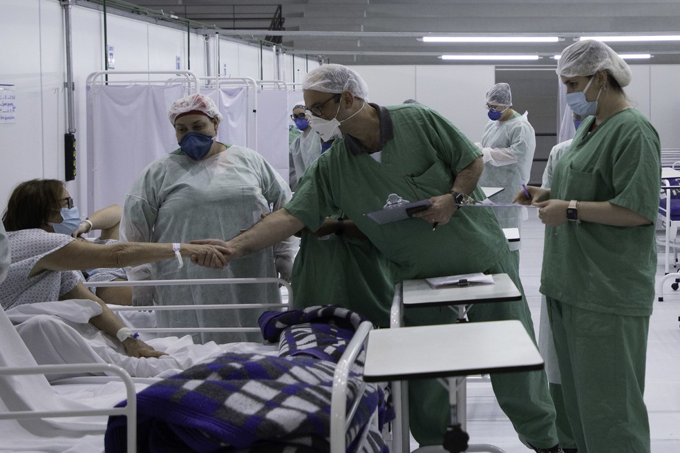 Médicos acompanham alta de paciente internada por coronavírus no Hospital de Campanha da Universidade Federal do ABC, em Santo André, região metropolitana de São Paulo, na manhã desta quarta-feira (09). — Foto: Bruno Rocha/Estadão Conteúdo