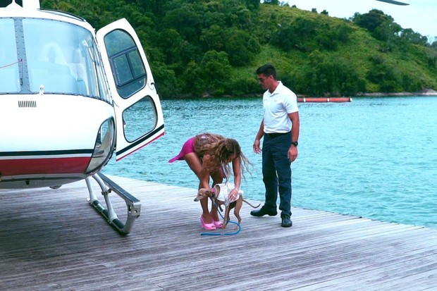Anitta desembarca em ilha para reality (Foto: Leo Gussi Samundra)