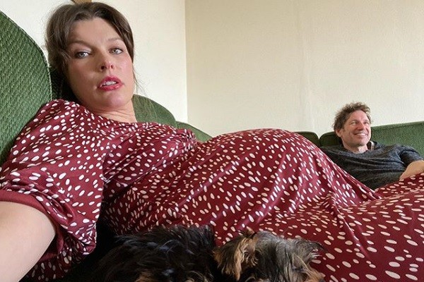 A atriz Milla Jovovich grávida de oito meses do seu terceiro filho (Foto: Instagra)