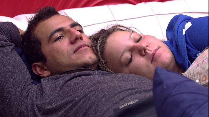 Matheus e Maria Claudia acordam agarradinhos (Foto: TV Globo)