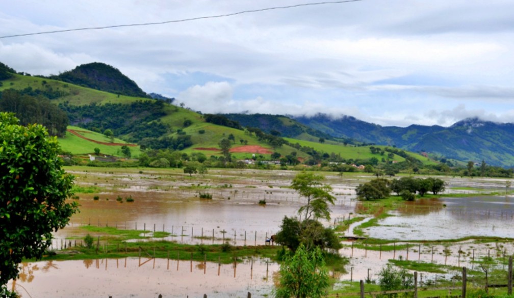 Água da chuva também deixa pontos de alagamentos na zona rural de Itajubá — Foto: Luciano Lopes / Portal Plantão 24h MG