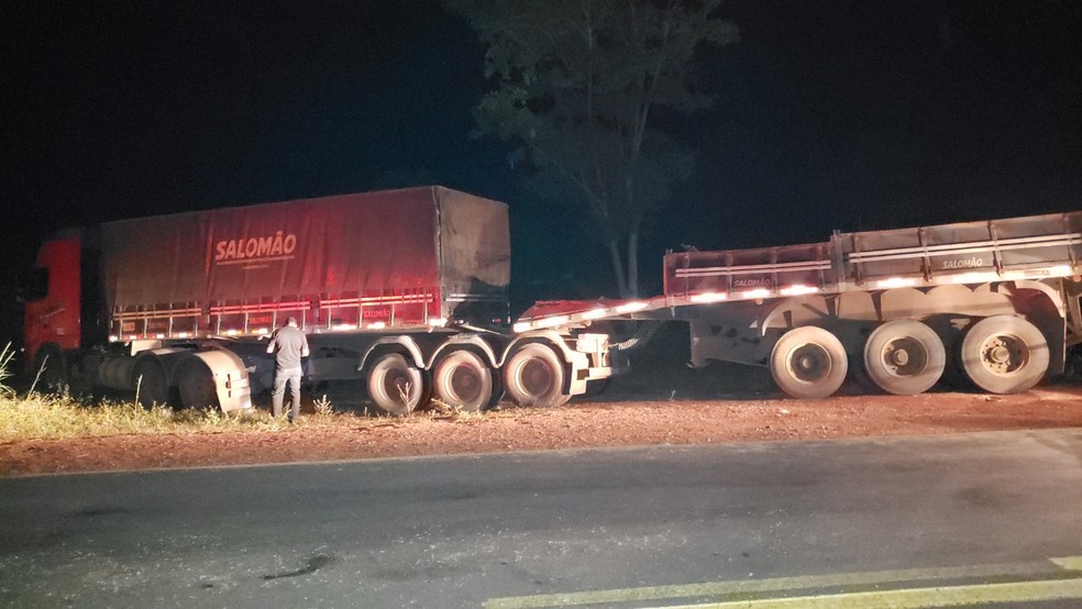 Batida envolvendo duas carretas e uma viatura da PRF deixa mortos e feridos em rodovia na Bahia — Foto: Repórter Paiva/Blogbraga