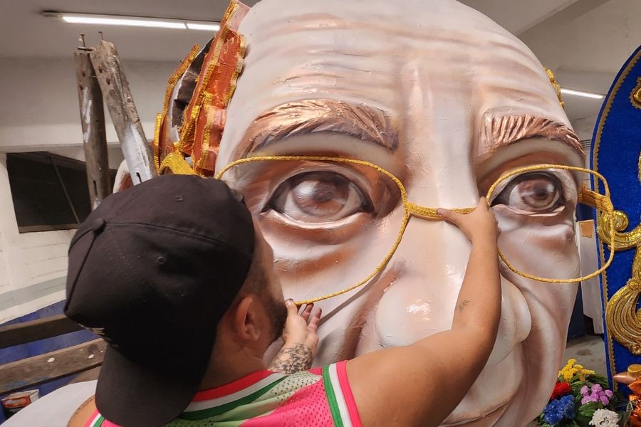 Unidos dos Morros homenageia o empresário Armênio Mendes no carnaval em Santos