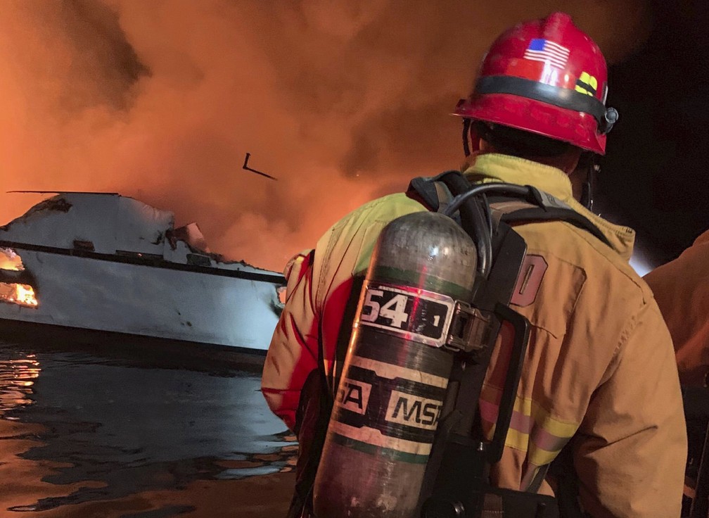 Bombeiros atuam para conter fogo em um barco na costa da CalifÃ³rnia â€” Foto: Ventura County Fire Department/AP