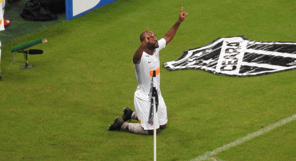 Vagner Love comemora o gol sobre o CearÃ¡, na vitÃ³ria do Corinthians no CastelÃ£o â€” Foto: Bruno Cassucci