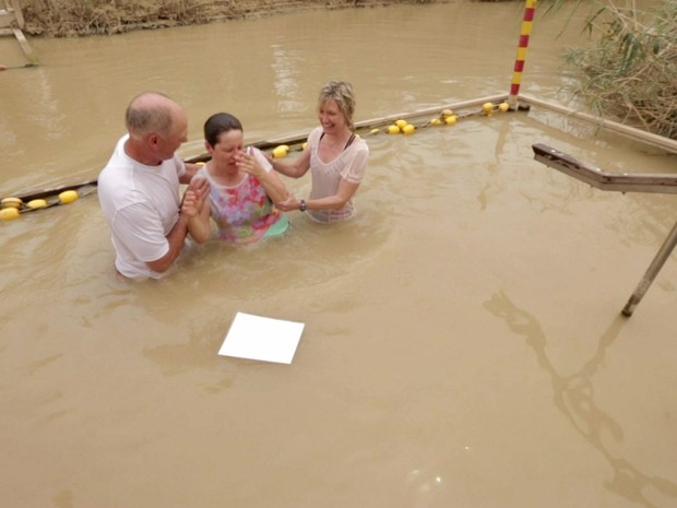 Acredita-se que Jesus teria sido batizado nas águas do rio Jordão (Foto: BBC)