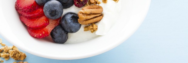 Adicionar morangos e amênodas ao iogurte grego aumenta as calorias do lanche (Foto: Think Stock)