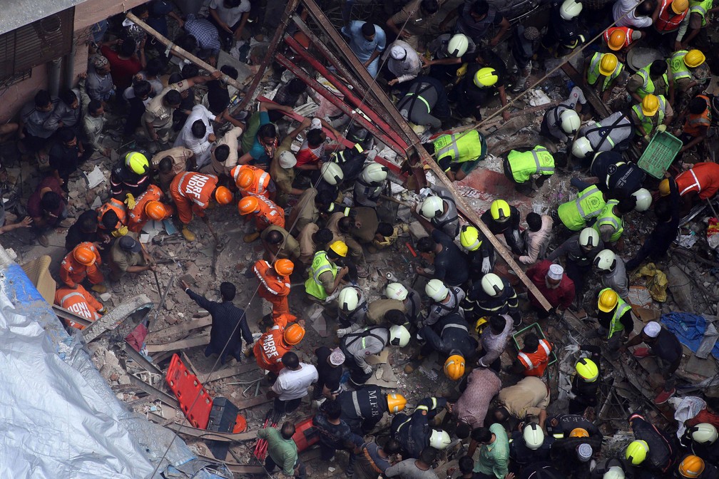 Equipes de resgate fazem buscas após prédio residencial desaba em Mumbai, na Índia, esta terça-feira (16)  — Foto: Rajanish Kakade/ AP