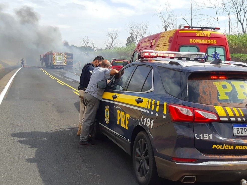 Dois caminh&otilde;es pegaram fogo ap&oacute;s batida na BR-376, em Paranava&iacute; &mdash; Foto: PRF/Divulga&ccedil;&atilde;o