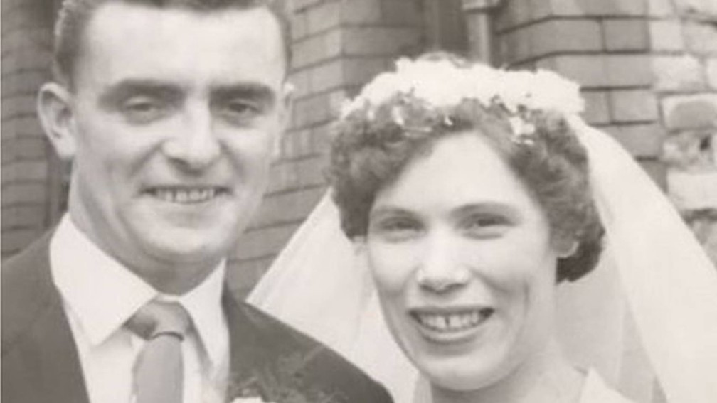 John e Mary Boxer no dia do casamento, em 23 de julho de 1960 — Foto: Elaine Boxer/Arquivo pessoal via BBC