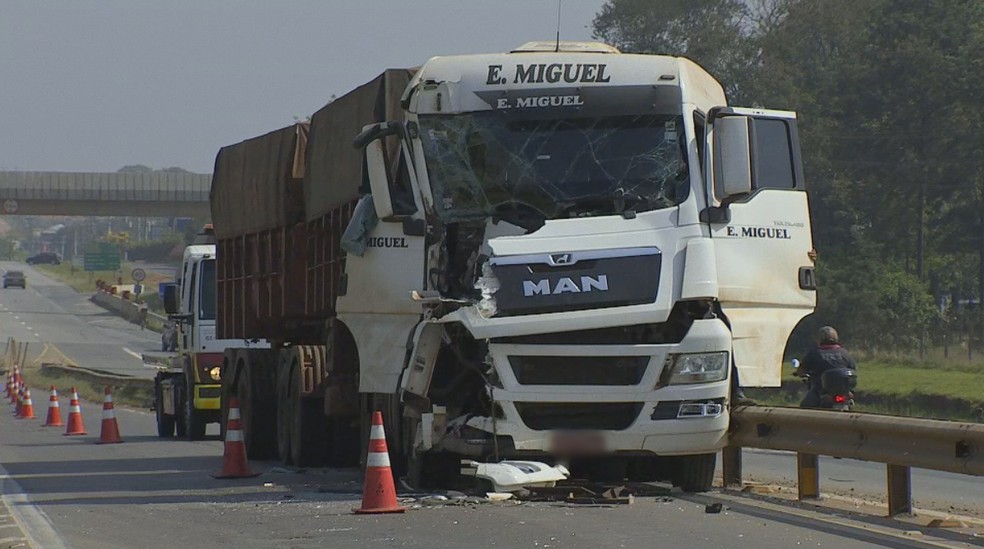 Cabine de carreta ficou destruída após colisão na Rodovia Raposo Tavares em Itapetininga — Foto: Reprodução/TV TEM
