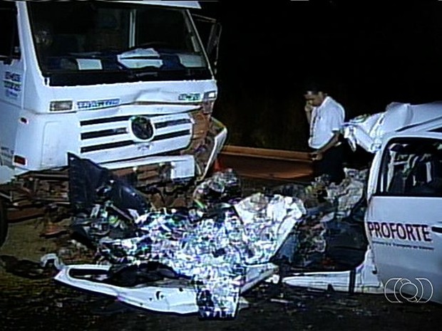 Carro ficou preso embaixo de caminhão na BR-060, em Acreúna (Foto: Reprodução/ TV Anhanguera)