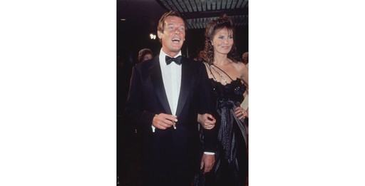 Roger Moore ao lado de Maud Adams na estreia de "007 contra Octopussy", em 1983