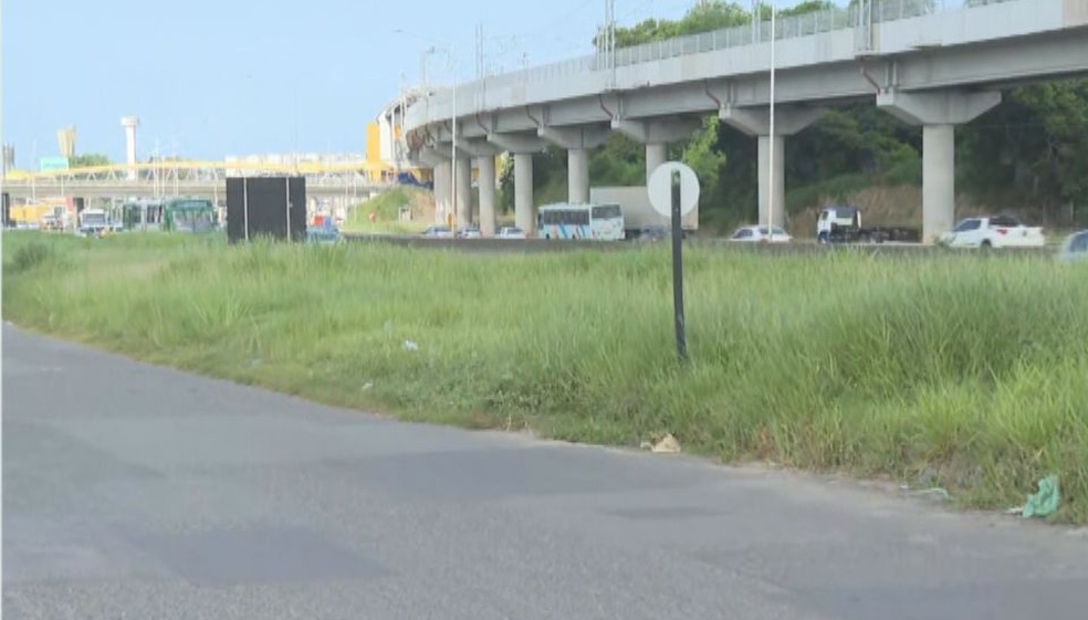 Movimento de saída de Salvador é intenso na véspera do feriado de Tiradentes — Foto: Reprodução/TV Bahia