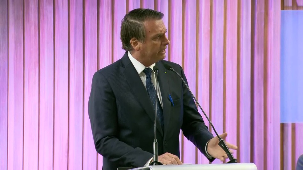 Bolsonaro recebe medalha na Firjan — Foto: Reprodução TV Globo