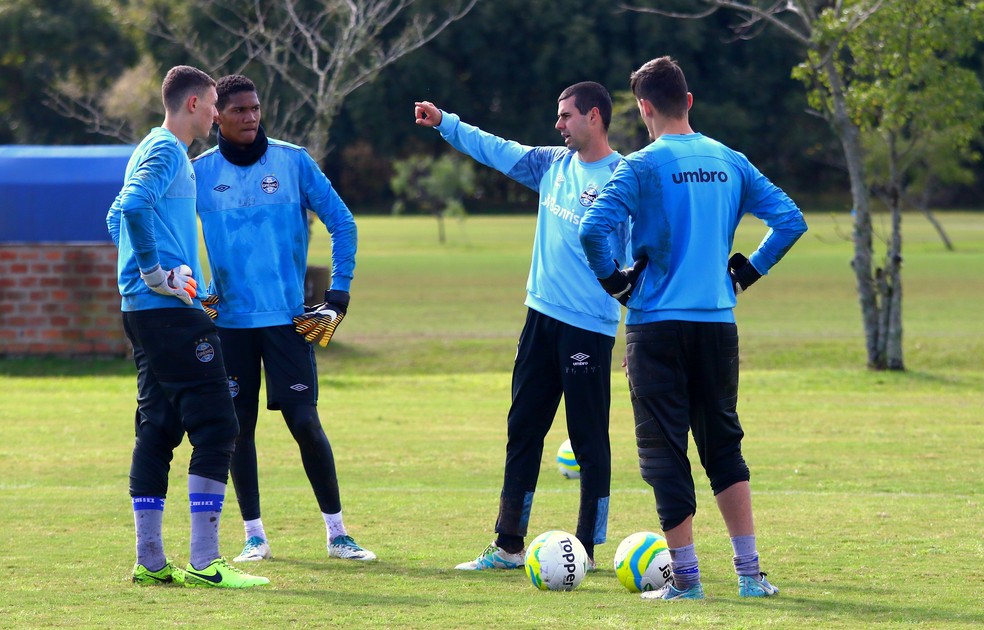 Preparador de goleiros do time sub-17, Mateus Fammer monta cartilha para os goleiros (Foto: Rodrigo Fatturi/Grêmio)