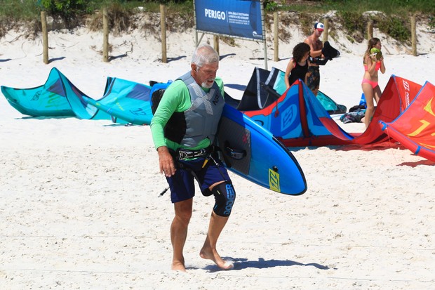 Raul Gazolla pratica Kite Surf na praia da Barra da Tijuca (Foto: Fabricio Pioyani/ AgNews)