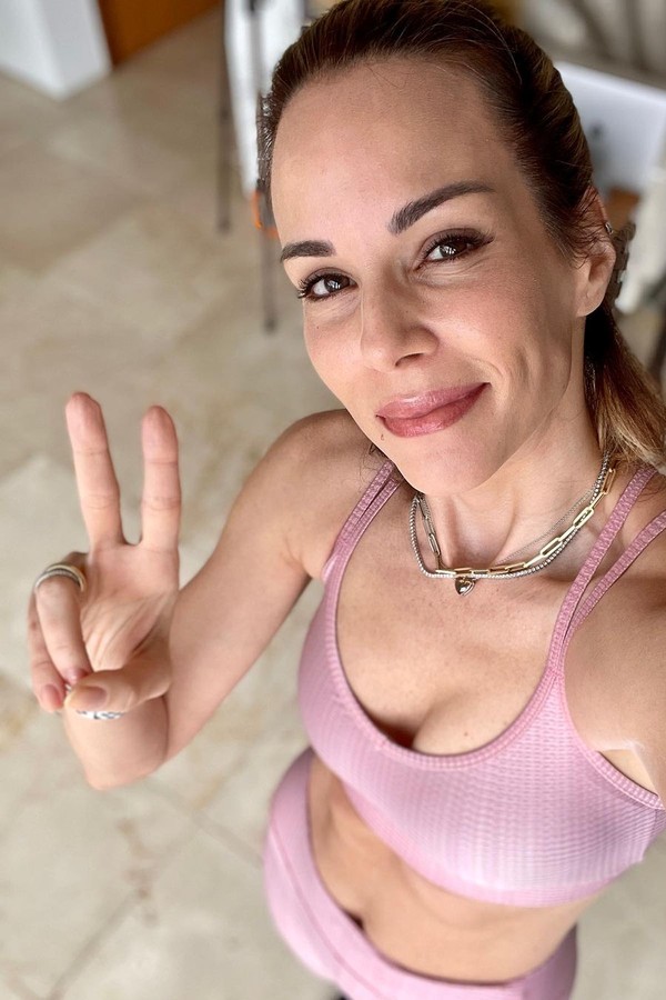 Ana Furtado destaca look fitness rosa em homenagem ao mês de prevenção ao câncer de mama (Foto: Instagram/Reprodução)