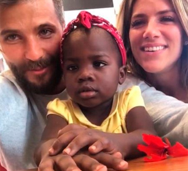 Giovanna Ewbank e Bruno Gagliasso adotaram uma menina africana de dois anos (Foto: Reprodução/Instagram)