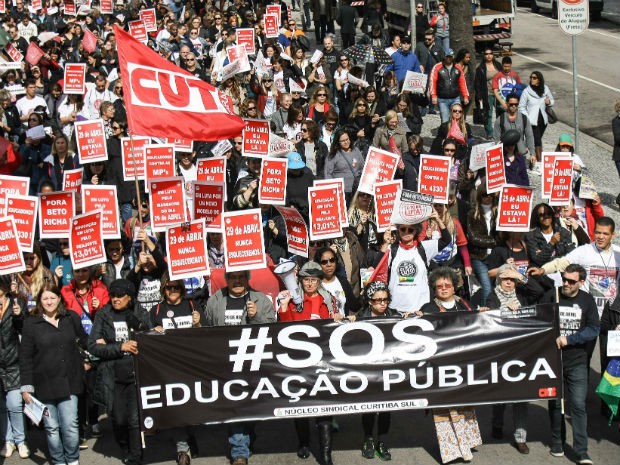 Professores fazem protesto para relembrar o dia do confronto entre professores e PM em abril deste ani  (Foto: Joka Madruga / Divulgação )