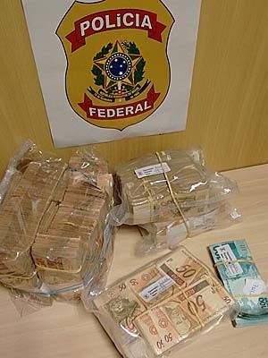 Dinheiro encontrado em casa de suspeito de envolvimento com suposta Fraude contra a Receita (Foto: PF/Divulgação)