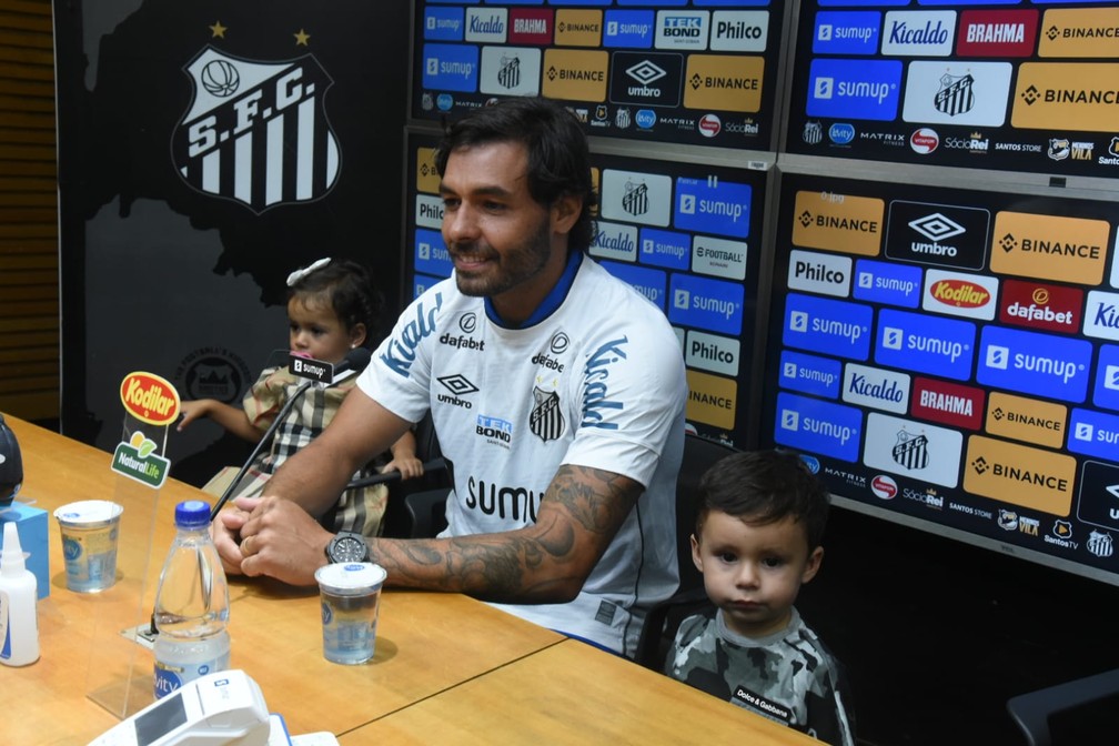 Ricardo Goulart ao lado dos filhos na apresentação no Santos — Foto: Ivan Storti / Santos FC