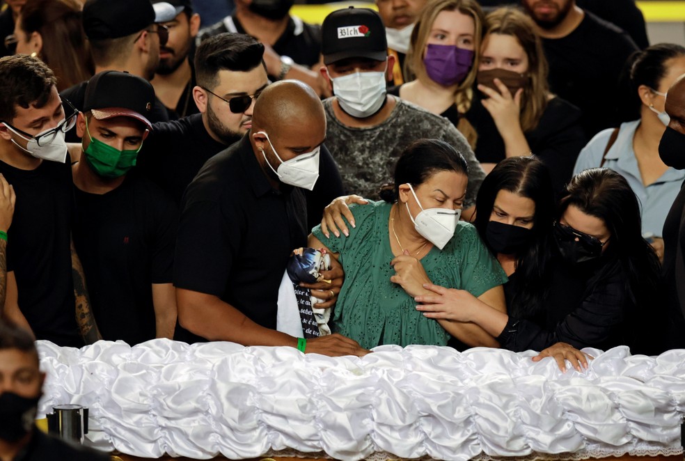 Ruth Moreira Dias, mãe da cantora brasileira Marília Mendonça, chora ao lado do caixão. — Foto:  Ueslei Marcelino