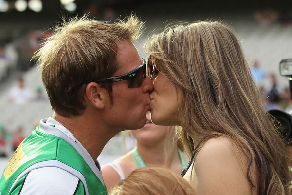 O jogador de críquete Shane Warne e a atriz Eizabeth Hurley (Foto: Getty Images)